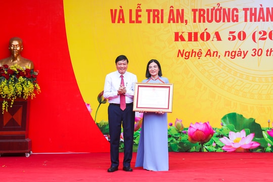 Giáo viên Trường THPT chuyên Phan Bội Châu (Nghệ An) nhận Huân chương Lao động và Bằng khen của Thủ tướng