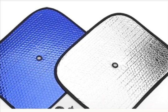 Nên hướng mặt nào của tấm che nắng ô tô ra ngoài?