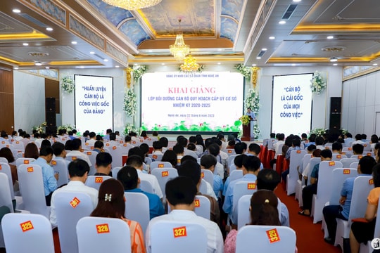 Bộ Chính trị ban hành quy định mới về chế độ bồi dưỡng, cập nhật kiến thức đối với cán bộ lãnh đạo, quản lý các cấp