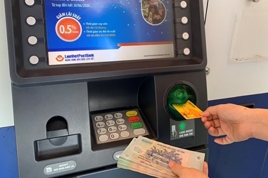 Nghệ An đẩy mạnh phối hợp triển khai chi trả lương hưu không dùng tiền mặt