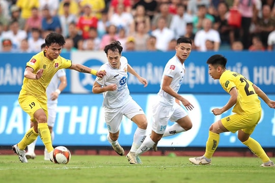 Cựu tiền vệ Sông Lam Nghệ An đang thi đấu thăng hoa tại đất Cảng