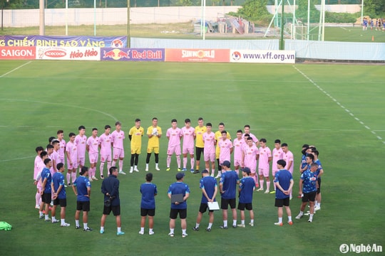 Tuyển Việt Nam tập buổi đầu tiên dưới thời HLV Kim Sang-sik