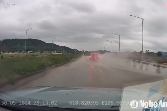 Đường ngập, tài xế ô tô tăng ga tạt nước người đi đường gây phẫn nộ