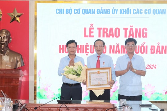 Đảng ủy Khối các cơ quan tỉnh trao huy hiệu Đảng