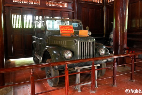 Chiếc ô tô đưa Bác về quê