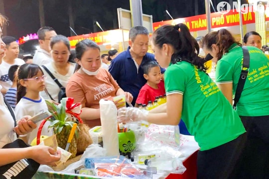 Nắng nóng, kinh doanh nước giải khát ở Nghệ An ‘ăn nên làm ra’