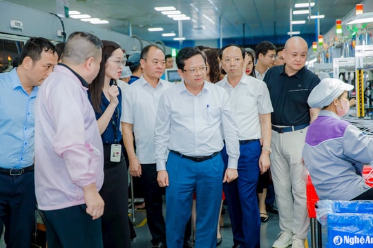 Lãnh đạo Ban Kinh tế Trung ương khảo sát tại VSIP và Luxshare - ICT Nghệ An