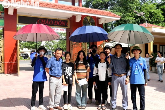 Ấm áp tình thầy trò trong Kỳ thi lớp 10 ở Nghệ An