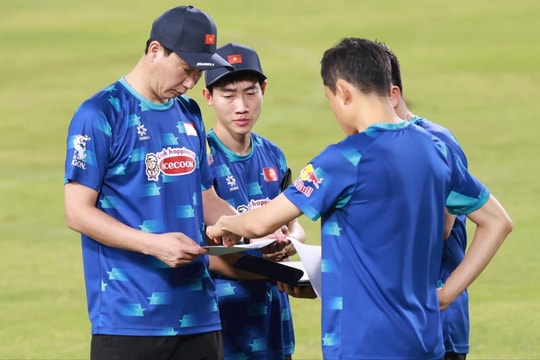 Huấn luyện viên Kim Sang-sik dùng đội hình nào cho Đội tuyển Việt Nam trong trận gặp Philippines?