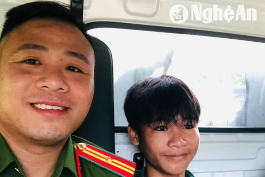 Công an đến tận nhà vận động, chở thí sinh Đan Lai đi thi lớp 10