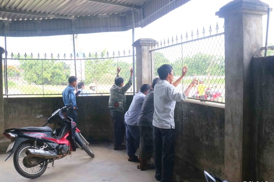 Nhiều cảm xúc của phụ huynh chờ sĩ tử ngoài điểm thi