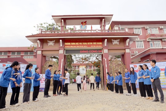 Hơn 2.000 thanh niên tình nguyện Nghệ An tiếp sức sĩ tử vào lớp 10