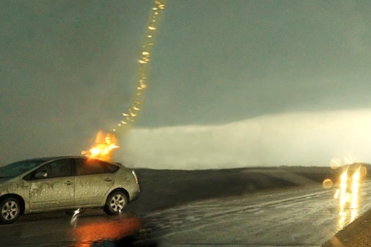 Lái ô tô dưới trời mưa lớn kèm sấm sét có an toàn?