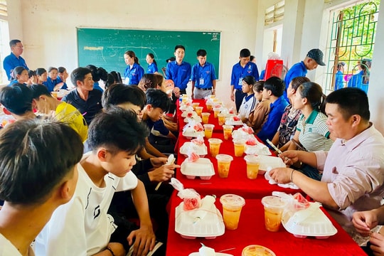 Hơn 1.500 suất cơm miễn phí tiếp sức sĩ tử và người nhà sau môn thi đầu tiên vào lớp 10