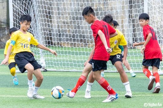 Thiếu niên thành phố Vinh phô diễn sức mạnh trước Thiếu niên Quỳ Châu