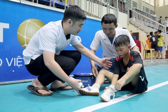 Những cổ động viên 'áo trắng' tại giải bóng đá Cúp Báo Nghệ An