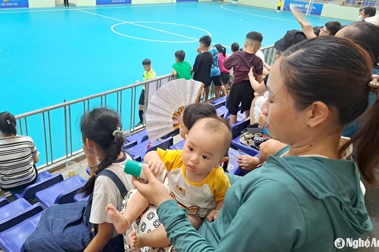 Bên lề sân cỏ Cúp Báo Nghệ An: 'Sức nóng' trong nhà thi đấu