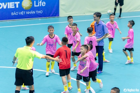 Bên lề sân cỏ Cúp Báo Nghệ An: Màu 'hường' phong thuỷ