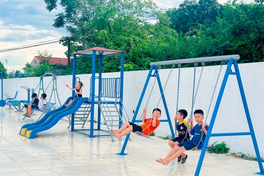 Trao tặng hàng trăm sân chơi thiếu nhi dịp Hè