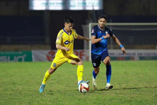 Tiền vệ Phan Bá Quyền và dấu ấn trong mùa V.League đầu tiên