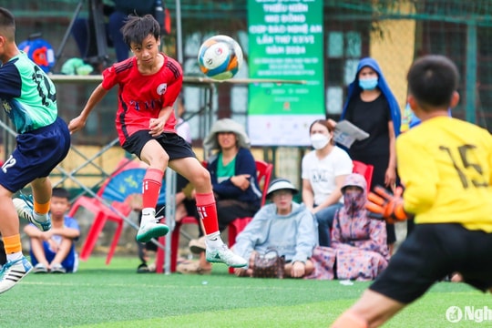 Bên lề sân cỏ Cúp Báo Nghệ An: ‘Hổ phụ sinh hổ tử’