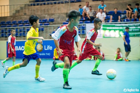 Thắng đậm Nhi đồng thị xã Cửa Lò, Nhi đồng Yên Thành chính thức giành vé vào tứ kết