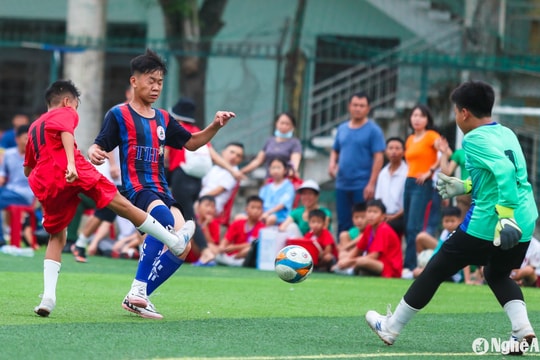 Thiếu niên Hoàng Mai trút mưa bàn thắng vào lưới Thiếu niên Yên Thành