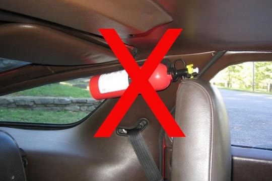 Những thứ tưởng vô hại để trong ô tô dưới nắng gắt lại gây hậu họa