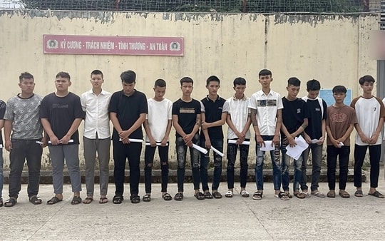 Khởi tố 24 đối tượng trong 2 nhóm chạy xe mô tô mang theo hung khí đi gây rối