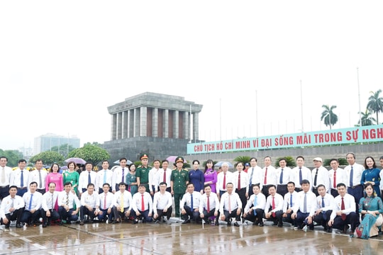 Điển hình tiêu biểu của Đảng ủy khối Doanh nghiệp tỉnh Nghệ An báo công dâng Bác tại Lăng Chủ tịch Hồ Chí Minh