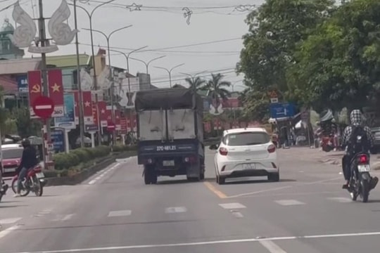 2 ô tô tạt đầu, chèn ép nhau đoạn qua địa bàn huyện Nghi Lộc