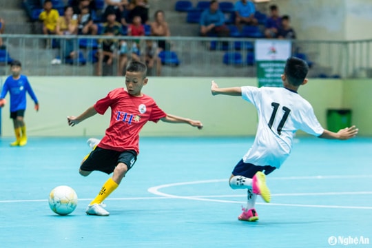 Thắng Nhi đồng Hoàng Mai, Nhi đồng Quỳ Hợp đoạt vé vào tứ kết