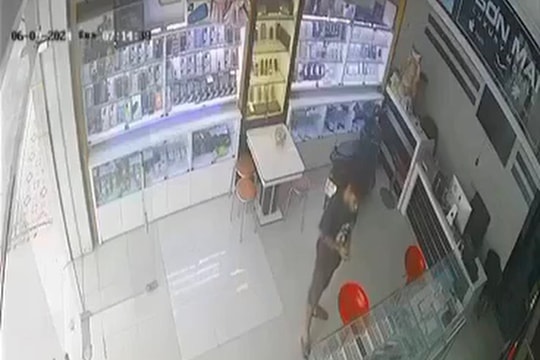 Truy tìm nam thanh niên trộm điện thoại đắt tiền ở thành phố Vinh