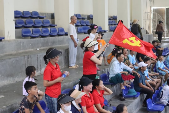 Bên lề sân cỏ Cúp Báo Nghệ An: 'Mách' trọng tài