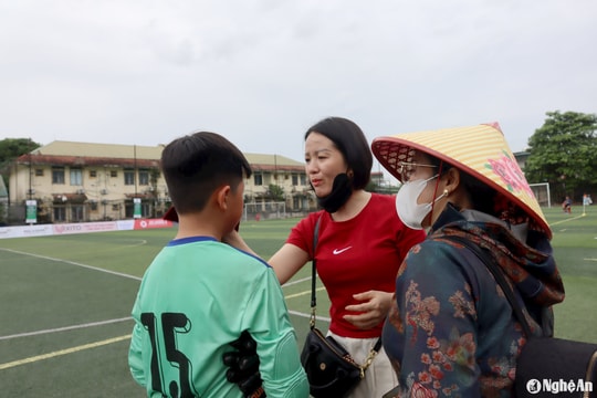 Bên lề sân cỏ Cúp Báo Nghệ An: ‘Mẹ biết con rất đau’