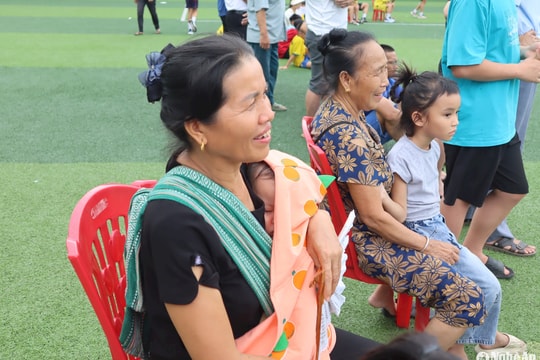 Bên lề sân cỏ Cúp Báo Nghệ An: Từ núi xuống, từ biển lên