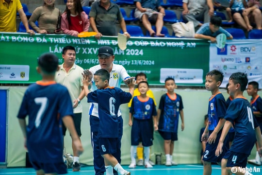Bên lề sân cỏ Cúp Báo Nghệ An: 'Hở mô đá đó'