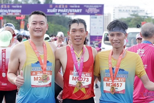 Bế mạc, trao giải marathon Hành trình về Làng Sen 2024
