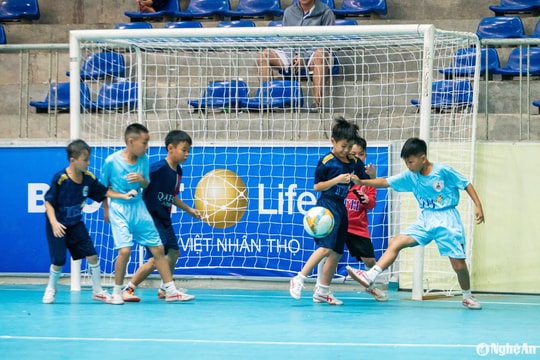 Bên lề sân cỏ Cúp báo Nghệ An: 'Càng đá càng muốn thêm bàn thắng'