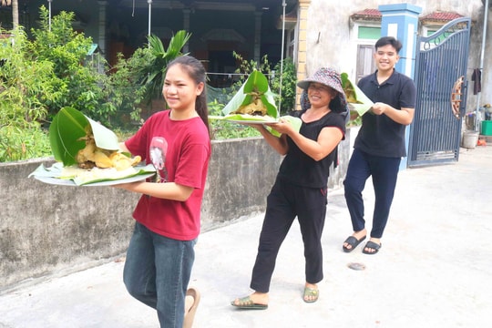 Người dân quê lúa nâng lễ đội mâm, hạ xôi thụ lộc ngay tại đền làng ngày Tết Đoan Ngọ