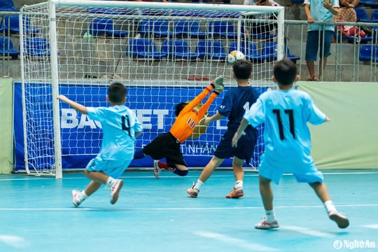 Thắng đậm Nhi đồng Anh Sơn, Nhi đồng Hưng Nguyên vào tứ kết