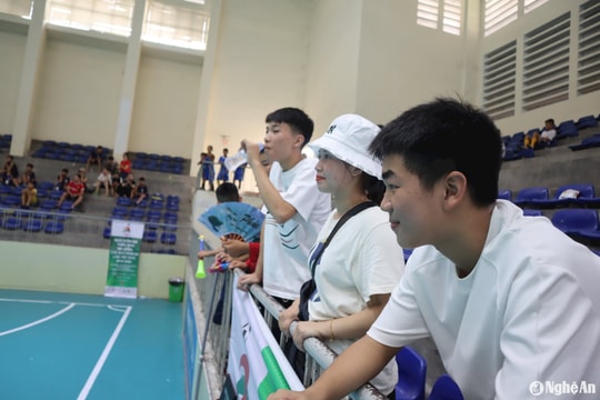 Bên lề sân cỏ Cúp Báo Nghệ An: Đá đúng ngày Tết Đoan Ngọ, ăn thịt vịt cho 'đỏ'