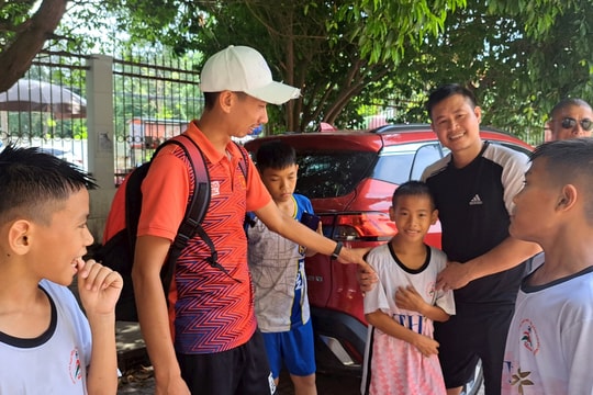 Bên lề sân cỏ Cúp Báo Nghệ An: Chuyện đội cổ vũ