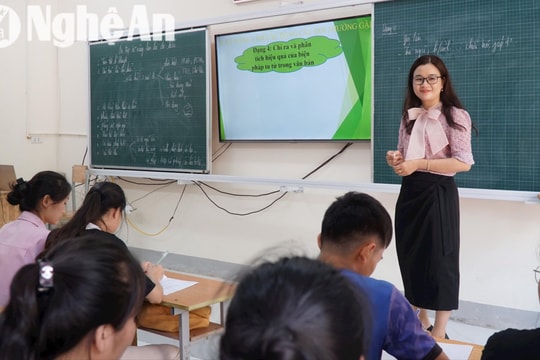 Giáo viên Nghệ An 'ngược núi', ủng hộ máy tính giúp sĩ tử lớp 12 ôn thi