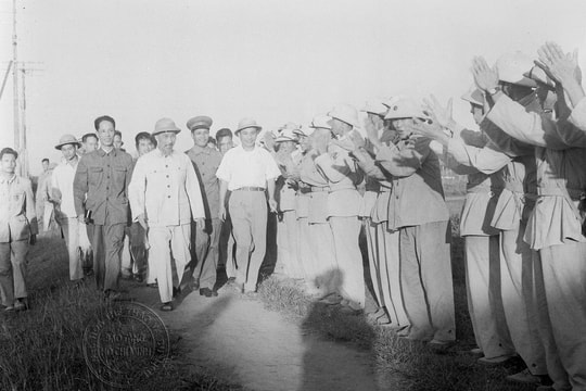 Chủ tịch Hồ Chí Minh thăm, nói chuyện với các đơn vị Quân khu 4 năm 1957