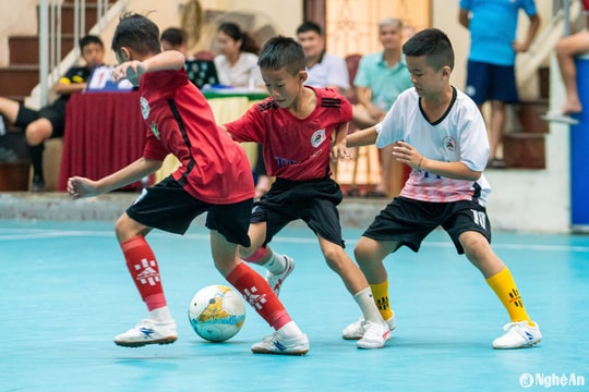 Bên lề sân cỏ Cúp báo Nghệ An: 'Tưởng đỏ hóa ra đen!'