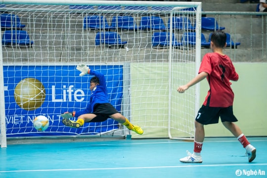 Thắng NĐ Tân Kỳ sau loạt penalty cân não, NĐ Quỳ Hợp cầm vé vào bán kết