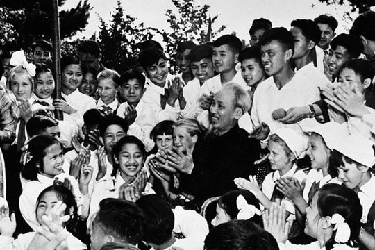 Bác Hồ với giáo dục và các cháu học sinh tỉnh nhà trong hai lần Người về thăm quê