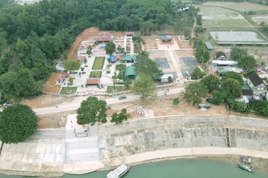 Nguyễn Sinh Cung theo cha chiêm bái đền Quả Sơn