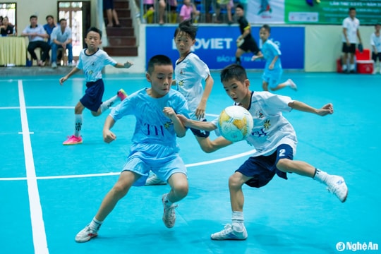 Thắng Nhi đồng Hưng Nguyên, Nhi đồng thị xã Hoàng Mai vào chung kết Cúp Báo Nghệ An